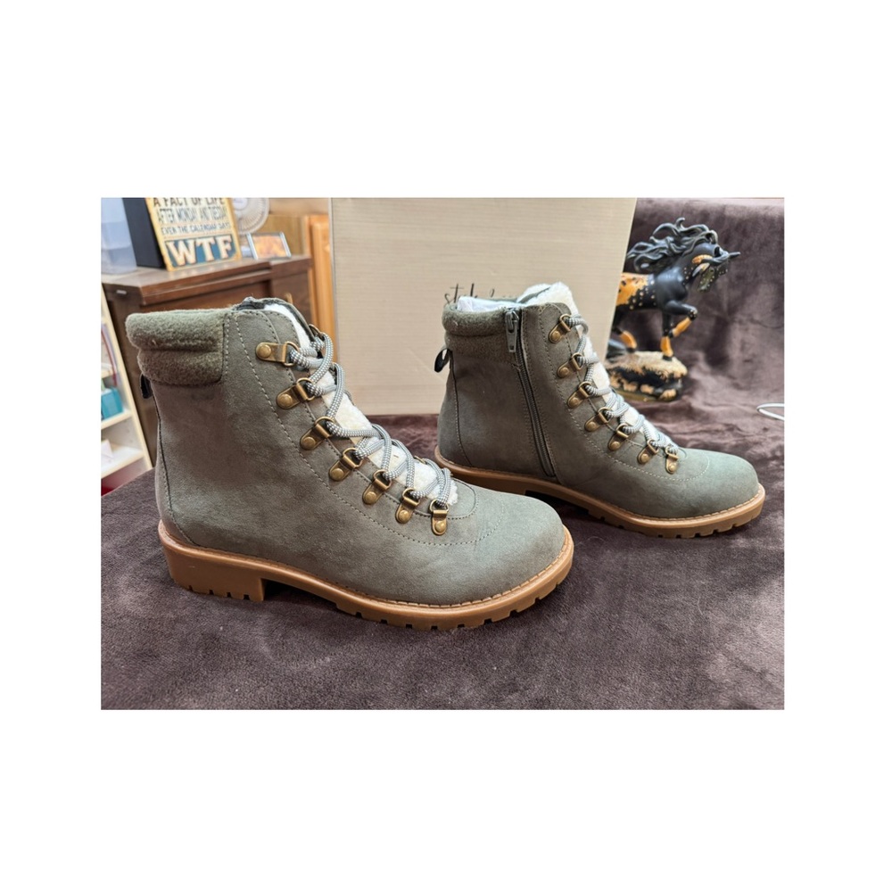 Stylish Women's Sage Ankle Boots size 9